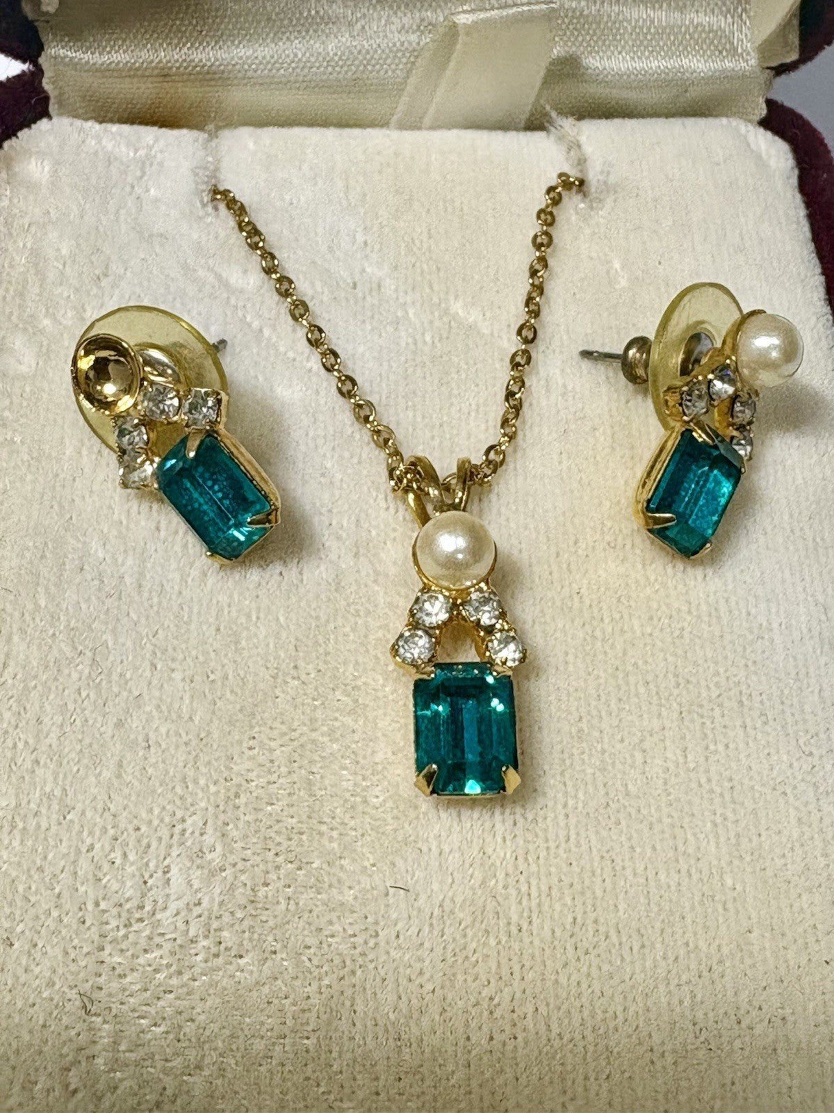 10k Helzberg Diamonds, Pearl And Emerald Necklace Set With Matching Earrings