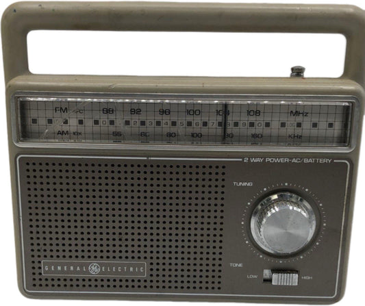 General Electric Powered AC/Battery AM/FM Radio Model No 7-2825J Vintage